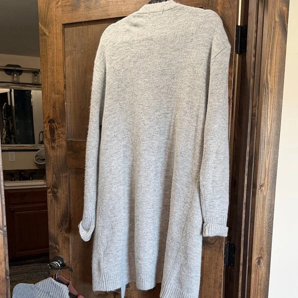 Cozy Open-Front Women's Gray Cardigan Sweater - Picture 4 of 4